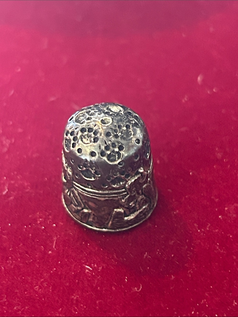 Antique-Style Silver Metal Thimble - Classic Sewing Accessory